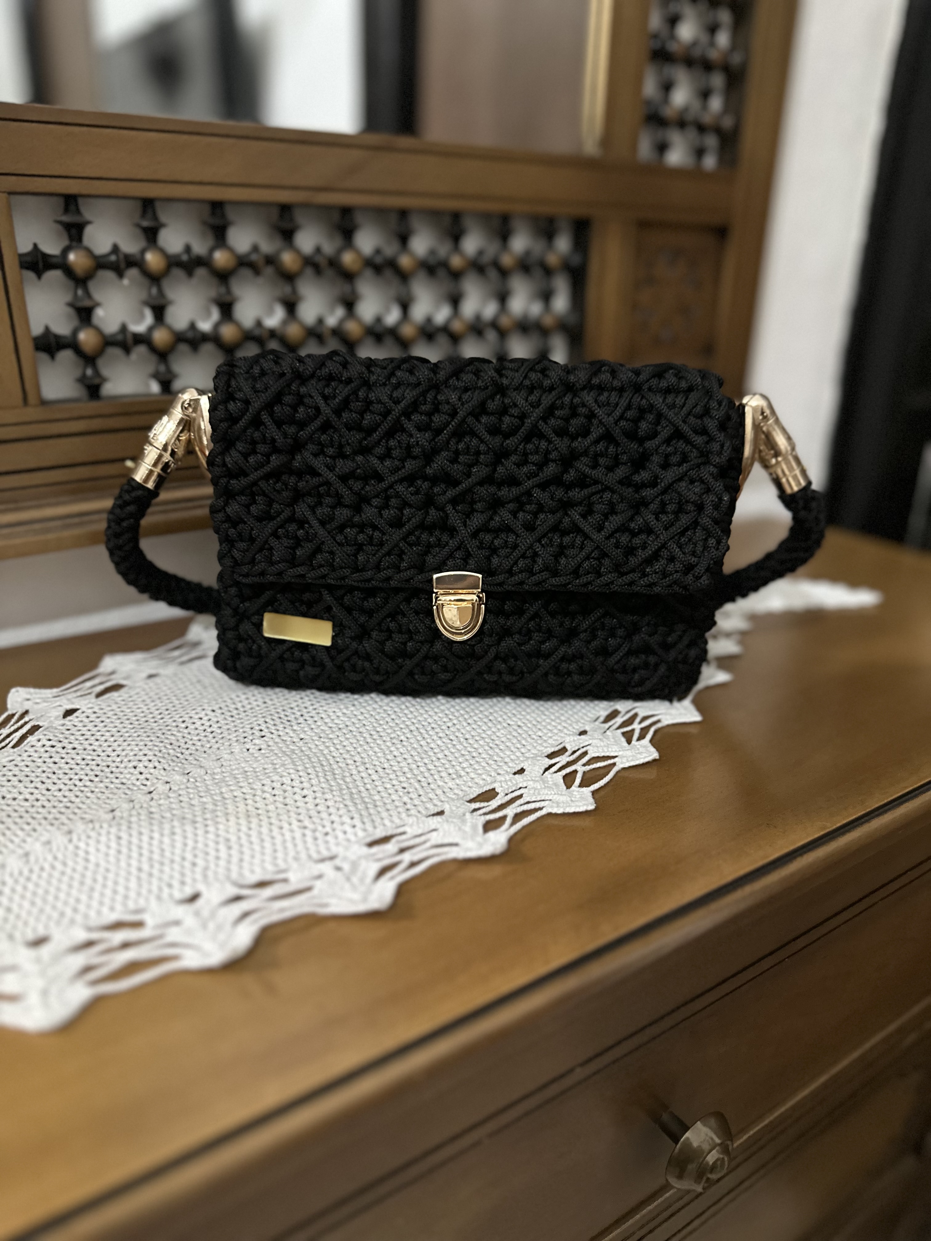 Sac semi brodée noir en crochet